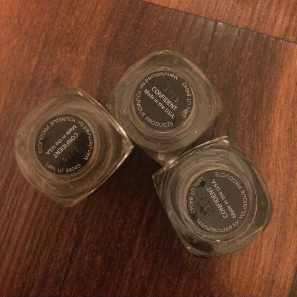 Lots of MOODSTRUCK MINERAL Eyeshadow by Younique